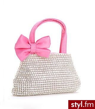 Różowa kokardka do połyskującej torebeczki? Takie połączenie mogło wyjść tylko z projektu Betsey Johnson. :) Cena: $195 - Pozostałe Torebki Moda