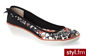 Prezentowane trampki kupisz w sklepie Macy's. Kosztują 49,99 dolarów. - Pozostałe Buty Moda