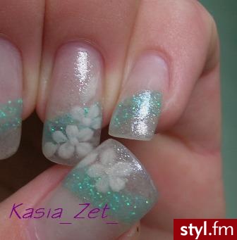 akryl+żel mix ;). tipsy clear, niebieskie paski z akrylu brokatowego, kwiatki akrylowe wtopione w żelik :) - Paznokcie