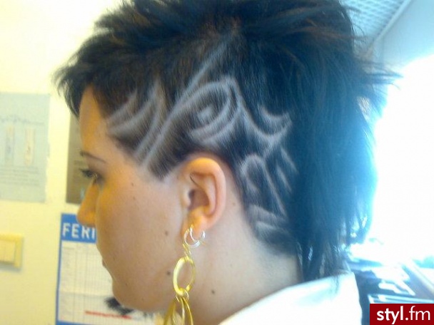 Fryzura wykonana na potrzeby pokazu dla klientów salonu E.T HARSALON przez Patryka Kubasińskiego , Bergen Norwegia 2008. - Punk Rock Alternatywne Średnie Fryzury