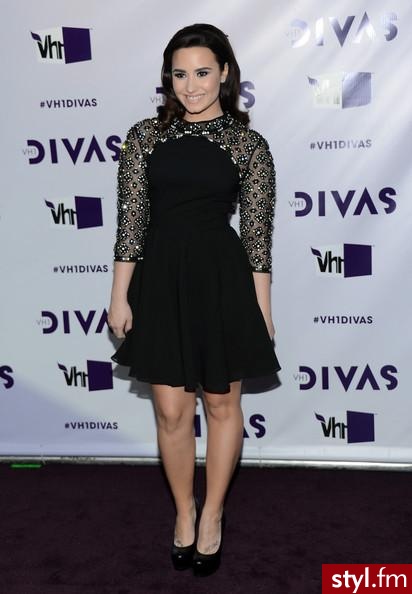 Demi Lovato
 - Wieczorowe Sukienki Moda