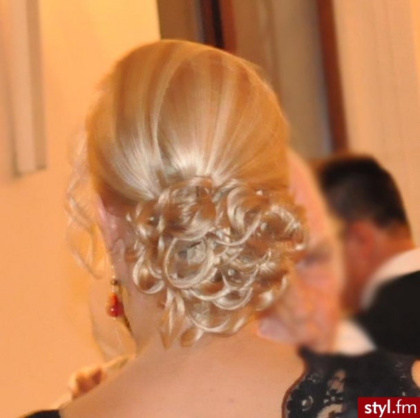 Blond Kok Kręcone Wieczorowe Średnie Fryzury