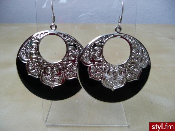 H&M Orientalne kolczyki srebrno-czarne. Pobrano ze strony: http://allegro.pl/item959551730_h_m_orientalne_kolczyki_srebrno_czarne.html - Pozostałe Dodatki Moda