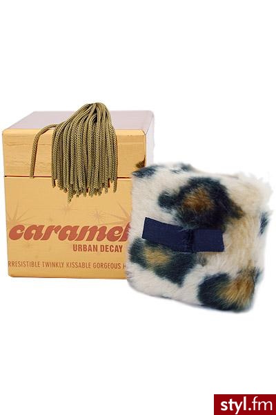 Jadalny puder z połyskującymi drobinkami o zapachu karmelu ;] Cena: 27,99 zł. - Misz-masz