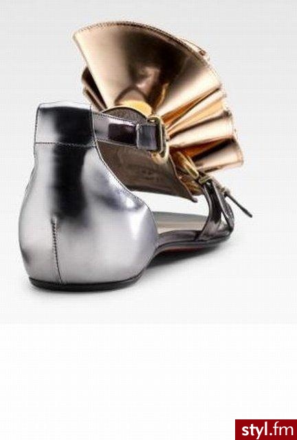 Sandałki Christian Louboutin

Można je kupić w internetowym sklepie SaksFifthAvenue. Kosztują 1265 dolarów.  :) - Pozostałe Buty Moda