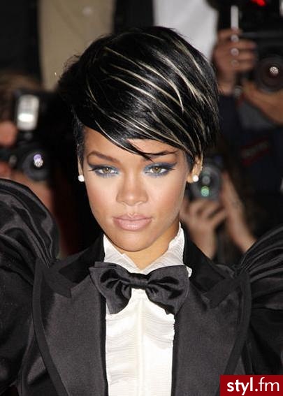 Rihanna. Moim zdaniem pasują jej te włosy. - Krótkie Fryzury