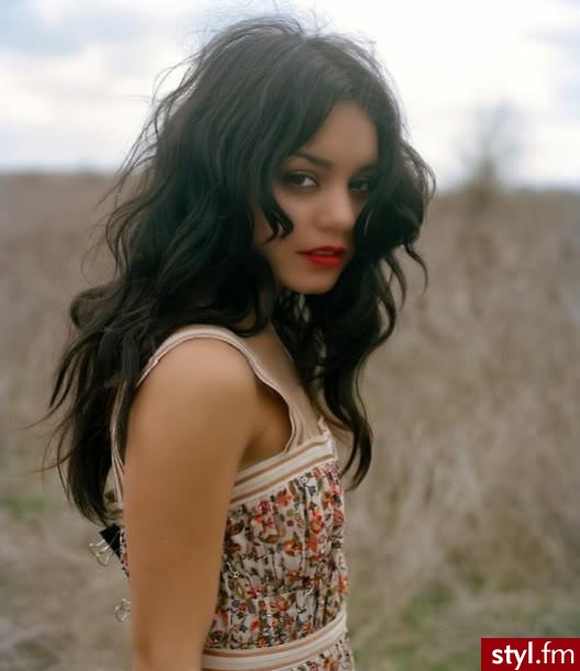 Vanessa Hudgens - Kręcone Na co dzień Średnie Fryzury