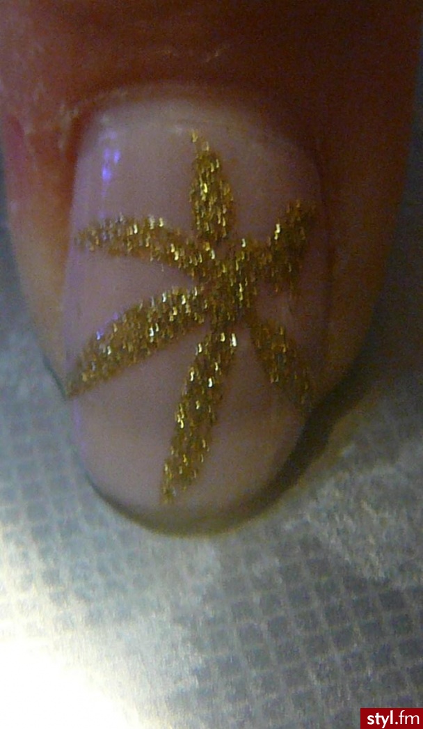 Nails. Złota palemka (kwiatek) na mlecznym lakierze ; D - Paznokcie