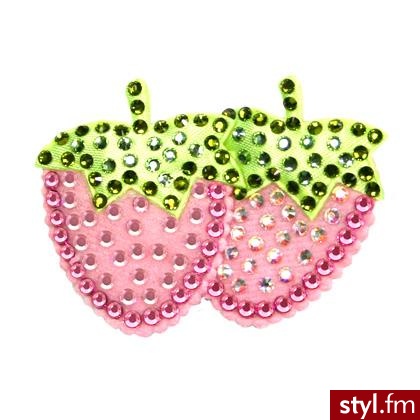Przesłodka spinka pod postacią dwóch złączonych truskawek. Ich urok doceniała już m.in. Katy Perry. Cena: $70 - Nakrycia głowy Dodatki Moda