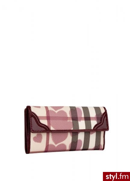 Burberry Hearts Collection. Linia jest dziełem dyrektora kreatywnego marki – Christophera Bailey’a. Sercową kolekcję tworzą torebki, skórzane akcesoria, drobne dodatki i biżuteria. Motywem spajającym całość jest oczywiście serce, które skomponowano z kult - Pozostałe Torebki Moda