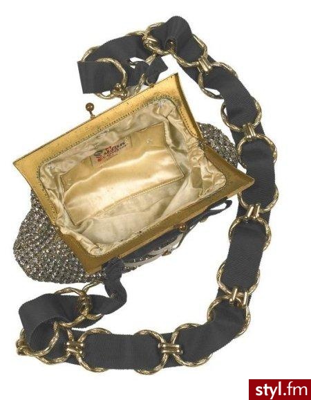 Torebka firmy One Vintage jest wyjątkowo ozdobna. Jest to prawdziwy okaz dla wielbicieli dawnej mody. Można ją kupić w internetowym sklepie NetAPorter. Kosztuje ok. 695 dolarów.  ;) - Pozostałe Torebki Moda