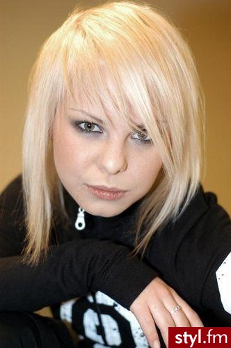 Fryzura Ali Janosz:) - Blond Rozpuszczone Proste Na co dzień Średnie Fryzury