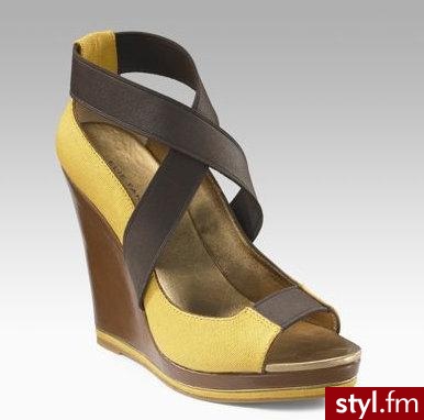 Genialne buty na koturnie. Niesamowite dwa szerokie paski stabilizują stopę w jednym miejscu, koturna sama w sobie jest bardzo wygodna i nieobciążająca nóg, do tego modny wzór, odważny, nieawangardowy. - Pozostałe Buty Moda