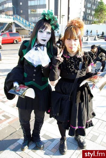 2 girls. ta po lewej wymiata - Moda uliczna Inne Moda
