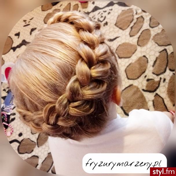 Warkocz holenderskiaki dookoła głowy.Czyli tzw.koszyczek z warkocza  - Średnie Fryzury