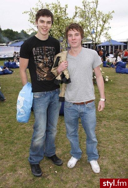 Nicholas Hoult. Nicholas Hoult i Joseph Dempsie - Średnie Męskie Fryzury