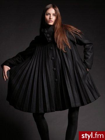 Piękny niepotarzalny czerny plisowany płaszcz znalesć go można w salonach h&m :) - Misz-masz