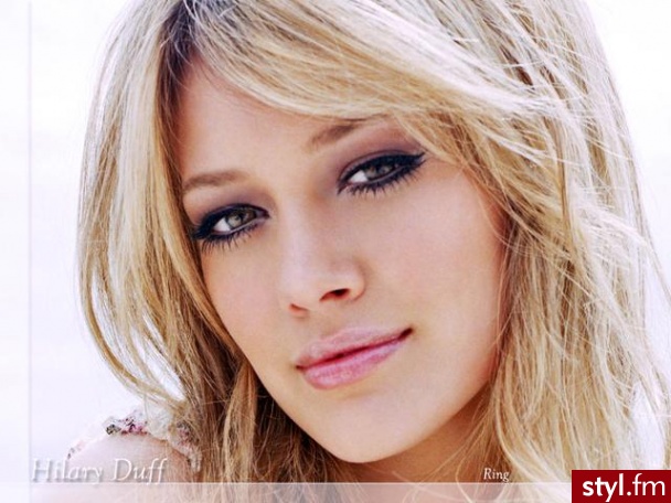 Hilary Duff - aktorka mlodego pokolenia znana z filmow dla nastolatkow oraz z wielkiego zamilowania do mody. Foto pochodzi z okresu, kiedy byla jeszcze blondynka. Makijaz jest delikatny i podkresli kazdy typ urody :-). - Makijaże