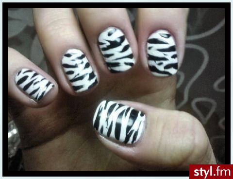 Moje naturalne, starałam się zrobić coś a'la zebra.. :P Wyszło coś takiego - Paznokcie