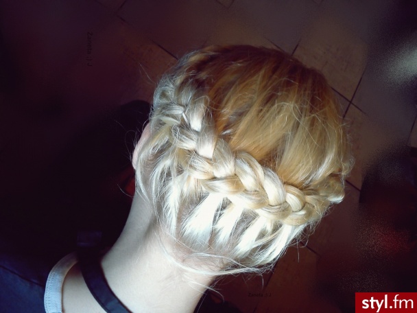 Blond Warkocze Proste Wieczorowe Średnie Fryzury