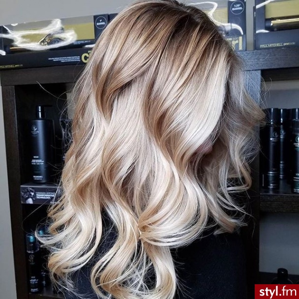 Blond Rozpuszczone Kręcone Na co dzień Długie Fryzury