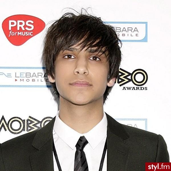 luke pasqualino(SKINS) - Średnie Męskie Fryzury