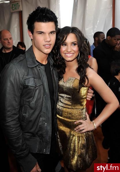 Demi Lovato & Taylor Lautner <3 - Moda uliczna Inne Moda