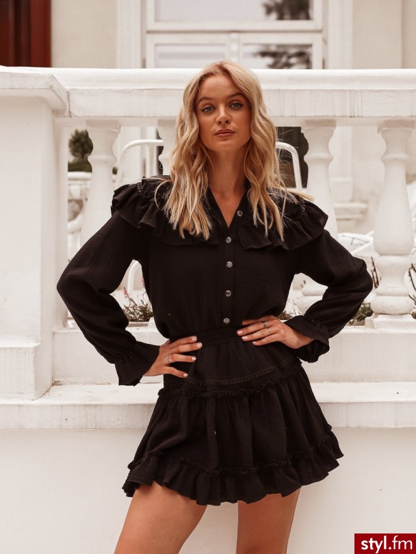 Komplet wykonany został z bawełnianej tkaniny co sprawia, że jest to świetny pomysł na stylizację w ciepły dzień. Delikatna stójka dodaje nutę elegancji. Spódniczka oraz końce rękawów posiadają gumkę. Spódniczka posiada podszewkę. www.roseboutique.pl - Pozostałe Ciuchy Moda