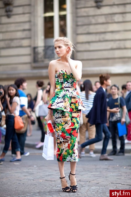 A structured peplum and fitted skirt add a sophisticated polish to Elena Perminova's flirty floral dress - Dzienne Sukienki Moda