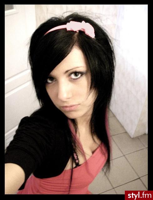 Tą fryzurke wykonałam sama;) Włoski sa natapirowane, dodałam różowa kokardkę;) - EMO Alternatywne Średnie Fryzury