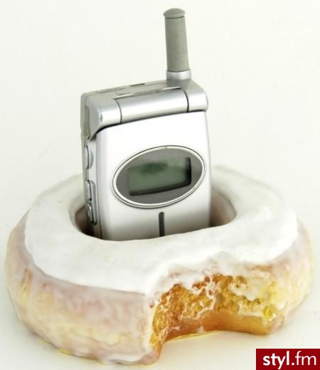 Świetna podstawka pod telefon w kształcie nadgryzionego pączka :) Cena: $13.20 - Gadżety Inne Moda