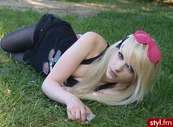 CZEEEŚĆ, TU SCENE SYFF A TO MOJE BLĄD RUSHOWE WLOSY XD

<nocoments> - Średnie Fryzury