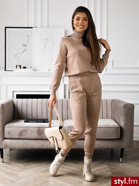 Komplet wykonany został z elastycznej, swetrowej dzianiny. Wysoki golf oraz grubszy materiał sprawiają, że idealnie sprawdzi się w chłodniejsze dni. https://roseboutique.pl/ - Pozostałe Ciuchy Moda