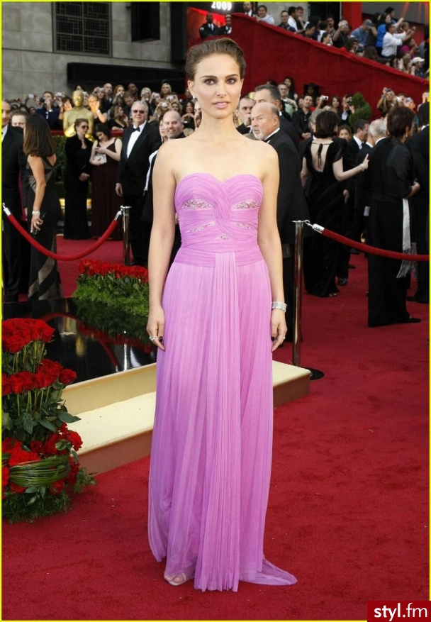 Jeśli jest napisz i podaj link ;) 
Natalie Portman - Pozostałe Ciuchy Moda