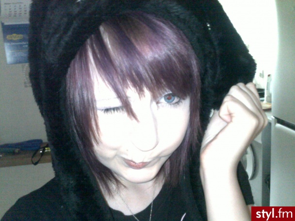ja ;3 chuuu. fioletowe wlosy znowu ... musialam przefarbowac i podciac bo juz byly zniszczone od rozowej farby :s - Krótkie Fryzury