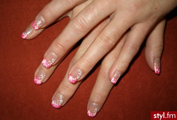 pink french z kwiatuchami - Paznokcie