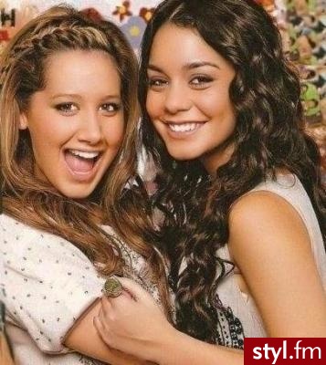 Vanessa Hudgens i Ashley Tisdale - Kręcone Na co dzień Średnie Fryzury