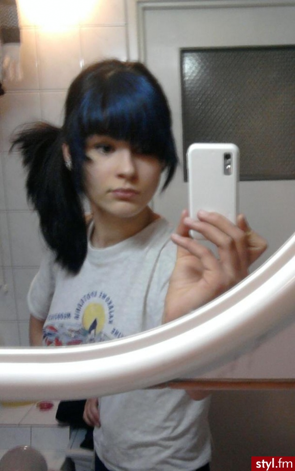 Blue. Czas na lans xD niebiesko mi a wg to sorry za te koszulke do zdj hahaha (z obozu). Jestem chorowita wiec nie stroje sie do chodzenia po domu, wiec moj pysk powala - Średnie Fryzury