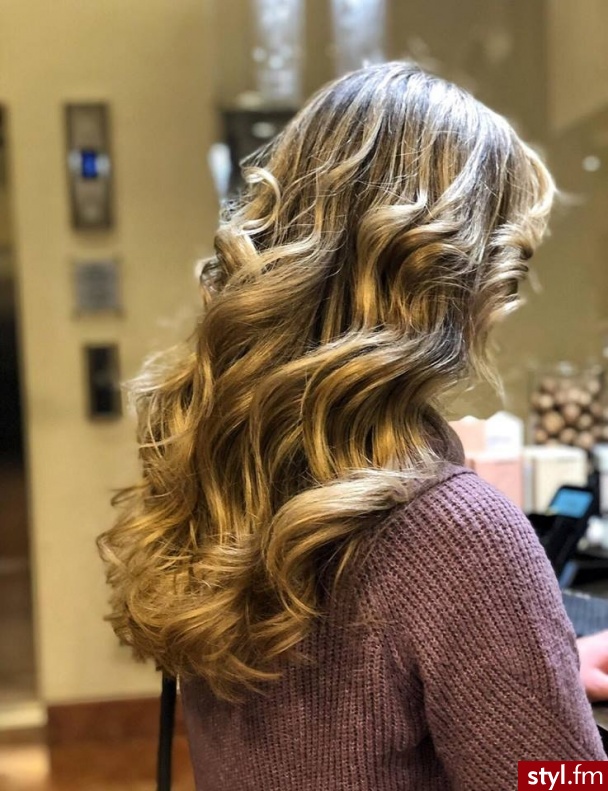 salon fryzjerski Warszawa https://forhair.salon/ - Blond Rozpuszczone Kręcone Wieczorowe Długie Fryzury