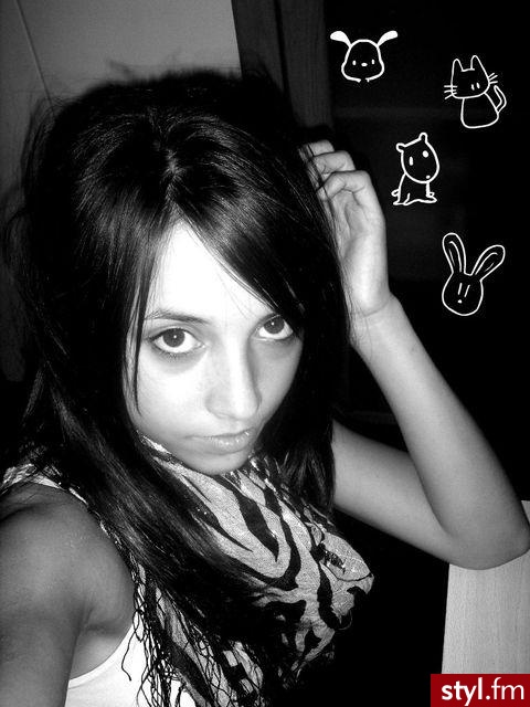 troche podniesione i wyprostowane...narazie tylko takie zdiecie mam...niedlugo sie zcinam na emo;D - EMO Alternatywne Średnie Fryzury