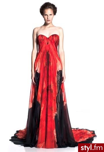 Pierwsza kolekcja Sarah Burton dla Alexandra McQueena. Pierwsza kolekcja Sarah Burton dla Alexandra McQueena - Pozostałe Ciuchy Moda