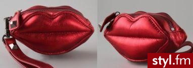 Mikroskopijna torebka utrzymana w błyszczącym stylu lat siedemdziesiątych to projekt Betsey Johnson - amerykańskiej królowej kiczu. Do wyboru są trzy wersje: krwistoczerwona, metaliczna w kształcie ust, czarna i srebrna w kształcie gwiazdy. - Pozostałe Torebki Moda