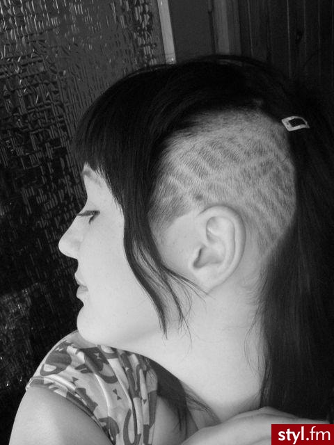 wyciąć na 2mm włosy i następie zrobić wzorki  . With Rusałka :) - Punk Rock Alternatywne Średnie Fryzury