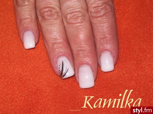 Autor: onaaa biały żel. Autor: <b>onaaa</b><br /> pazurki żrobione białym żelikiem i ozdobione - Paznokcie