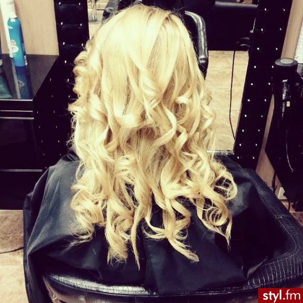 Blond Rozpuszczone Kręcone Wieczorowe Długie Fryzury