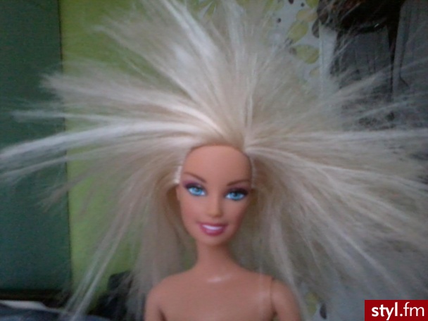 Muahahahha!!! Moja szalona Barbie!!!! xDxD Fryz a'la Bill Kaulitz :P
(W tle jakże boski i wspaniały Ken) - Misz-masz
