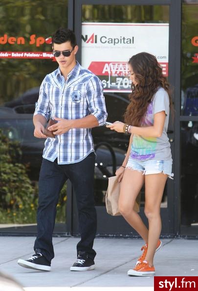 Taylor Lautner & Sara Hicks <3 - Moda uliczna Inne Moda
