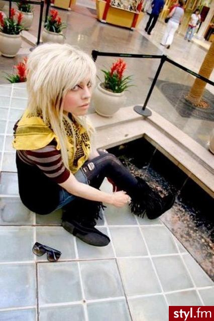 Izzy Hilton - EMO Alternatywne Średnie Fryzury