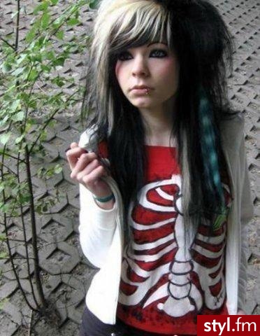 Emily Vallanueva - EMO Alternatywne Średnie Fryzury