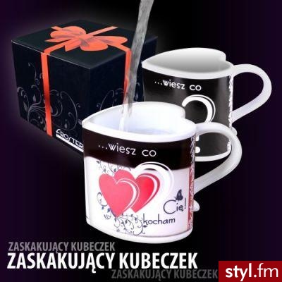 Kubek zmienia kolor, gdy zaleje się go ciepłą wodą . - Gadżety Inne Moda
